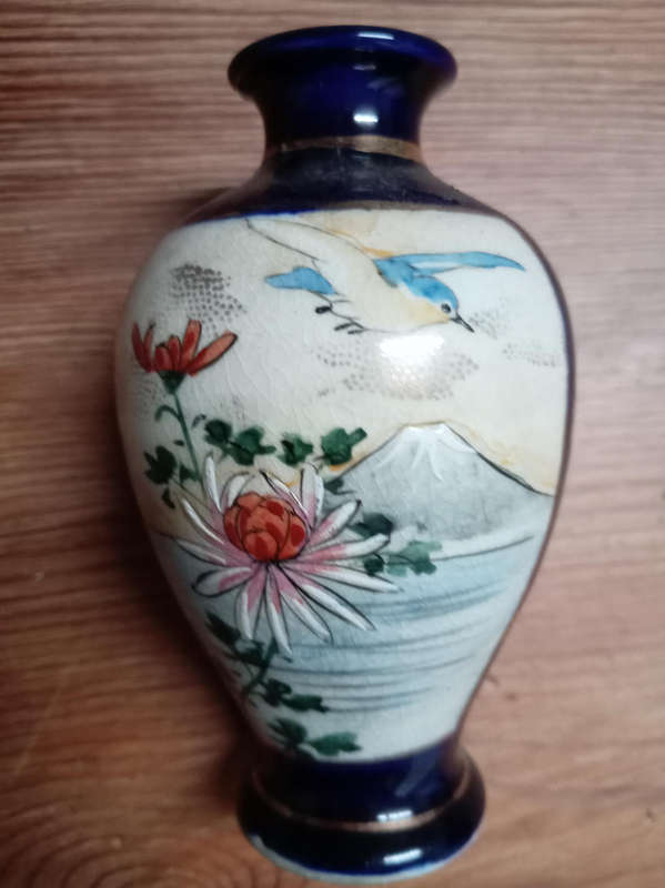 JAPANESE IMARI PLATES AND SATSUMA VASE.