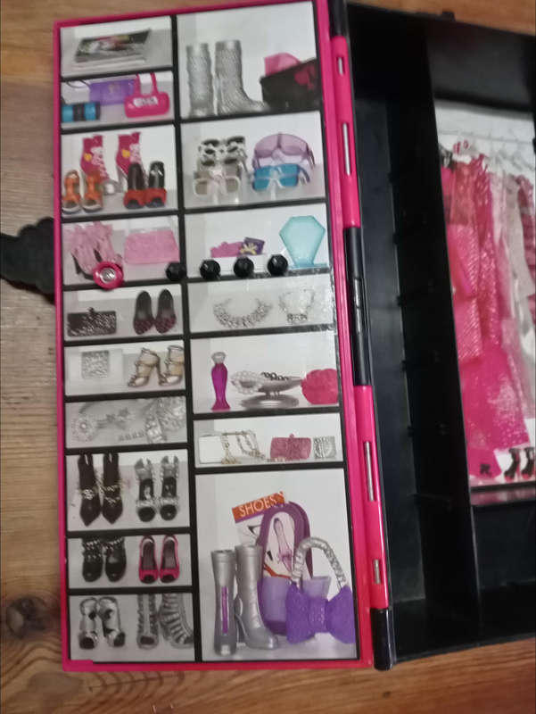 BARBIE WARDROBE.
