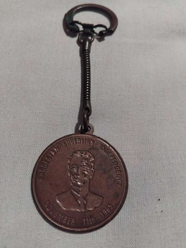 1965 RHODESIAN SOVEREIGN  INDEPENDENCE MEDALION.