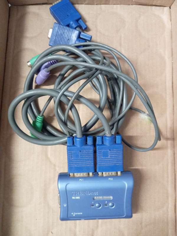 TRENDNET  TK-205  ( 2 PORT KVM SWITCH WITH VGA LEADS AS PER PHOTO )