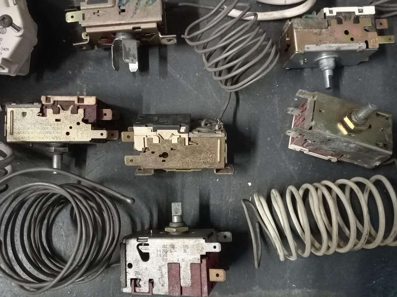 REFRIGERATION SPARES : THERMOSTATS, DEFROST TIMER. DOOR HINGES, LIGHT S.