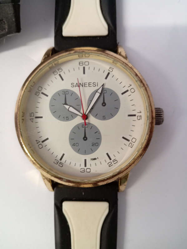 LOT OLD WATCH. NOT WORKING. BATTERIES DEAD.