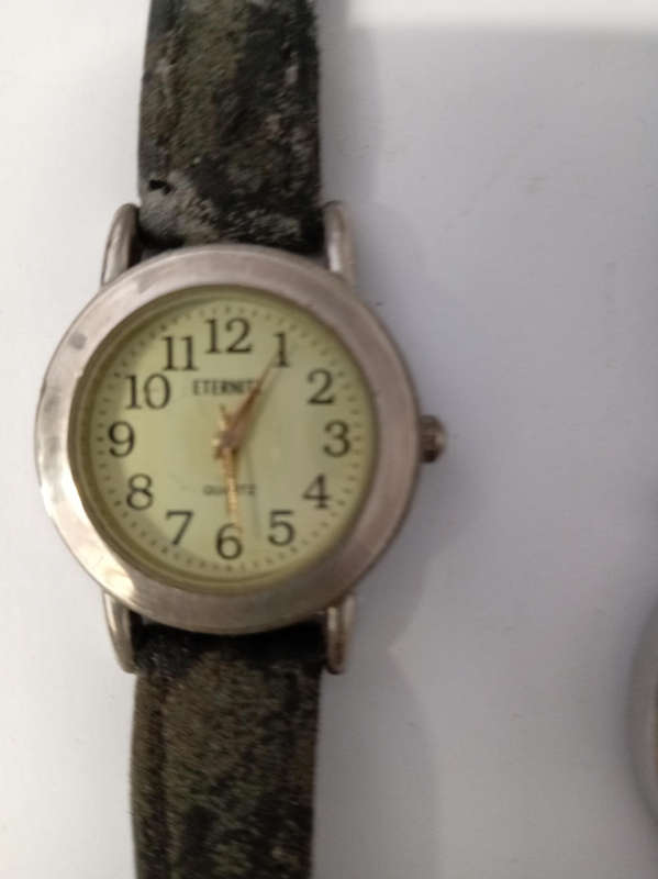 LOT OLD WATCH. NOT WORKING. BATTERIES DEAD.
