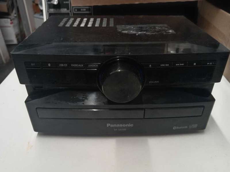 PANASONIC SA-UX100 MINI BLUE TOOTH HI-FI SYSTEM. NOT WORKING. NO SPEAKERS. SELLING AS SPARES.