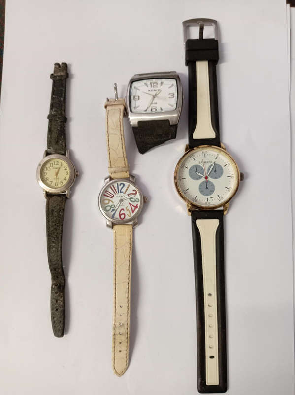 LOT OLD WATCH. NOT WORKING. BATTERIES DEAD.