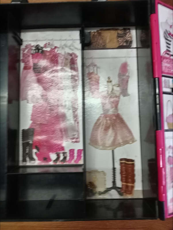 BARBIE WARDROBE.