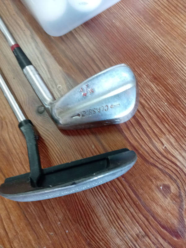 GOLF CLUBS RIGHT HAND AS PER PHOTOS.