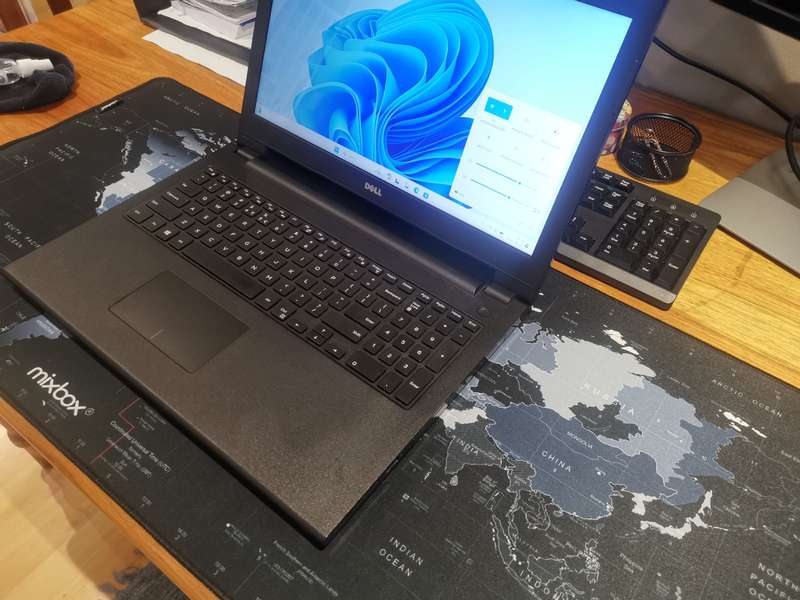 Dell inspiron 3542 i3 4005u 8 GB RAM 250 GB SSD