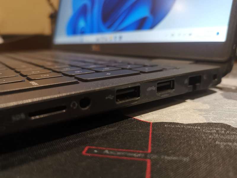Dell Latitude 3520 15.6-inch Core i5-1165G7 8GB RAM 256GB SSD Win 10 Pro Laptop N028L352015EMEA