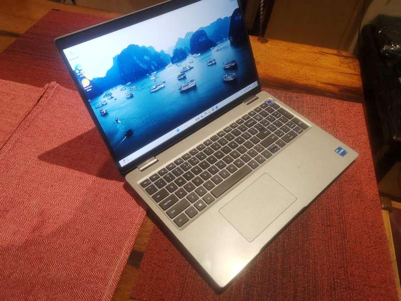 Dell Latitude 5520 15.6-inch Core i5-1145G7 16GB RAM 512GB SSD Win 10 Pro Laptop LTE