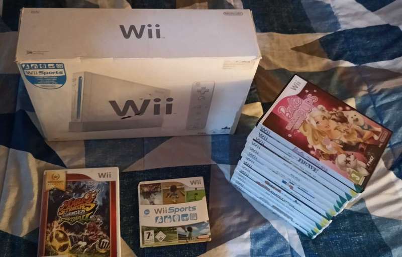 Nintendo Wii boxed console with 16 games