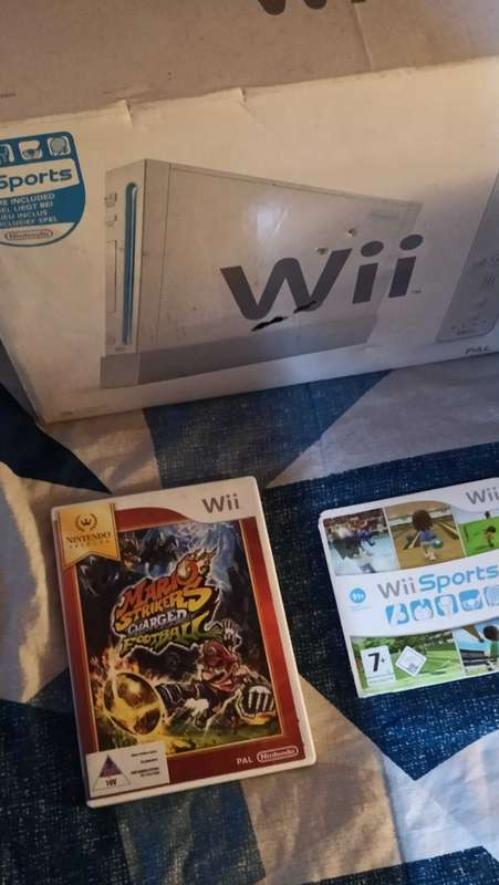 Nintendo Wii boxed console with 16 games