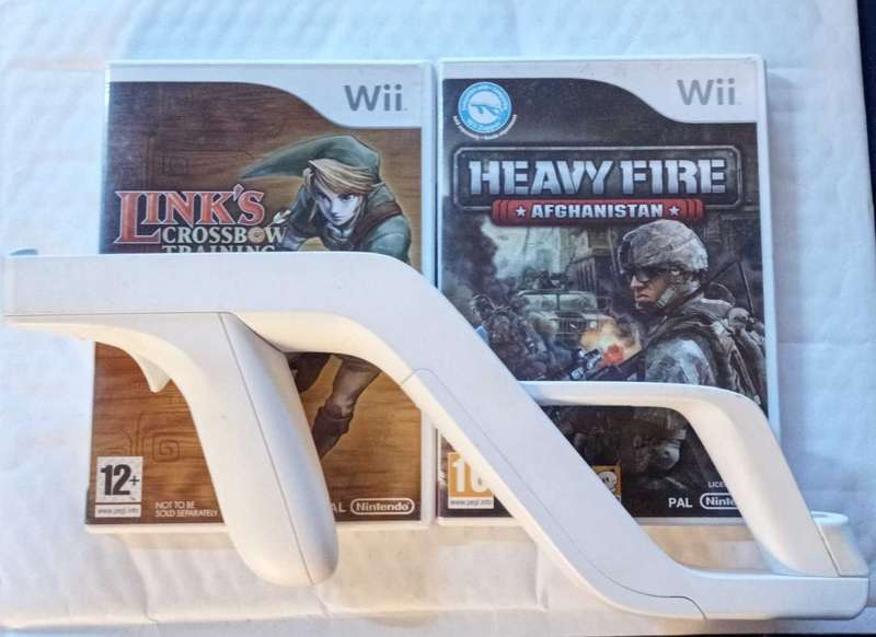 Nintendo Wii Zapper with two Games