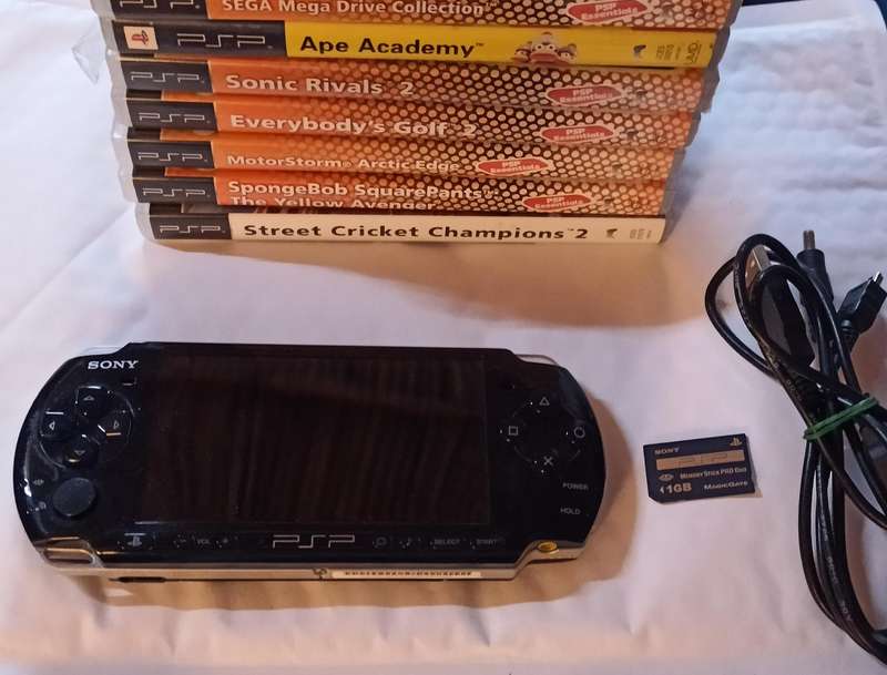 PSP Console 3004 with 8 games