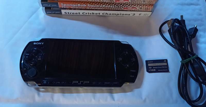 PSP Console 3004 with 8 games