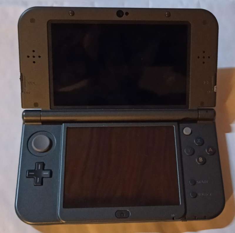 "New" Nintendo 3DS XL Console with extras