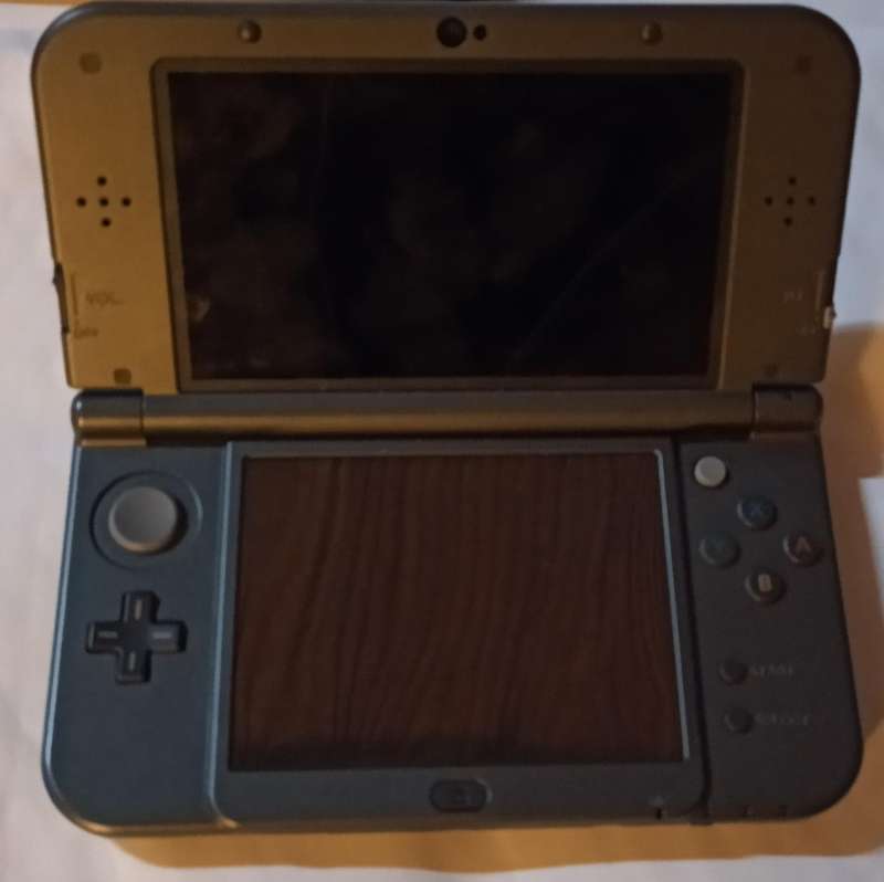 "New" Nintendo 3DS XL Console with extras