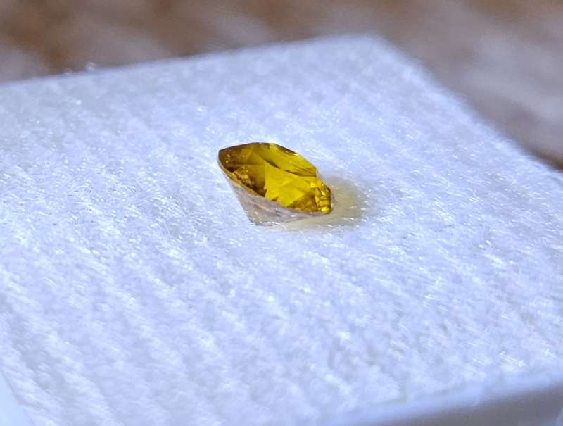 Diamond - 0.55ct - Vivid Fancy Orange Yellow