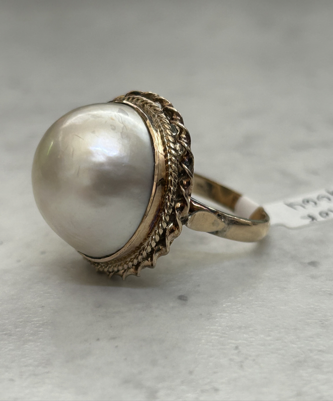 Gorgeous Mabe Pearl Vintage Style 10K Yellow Gold Ring