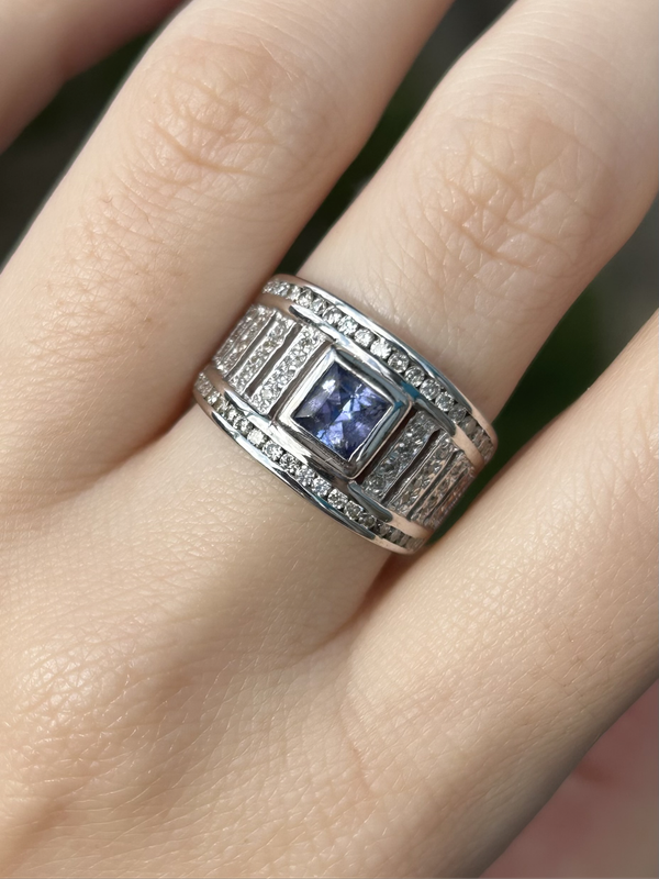 Gorgeous 18ct White Gold Tanzanite and Diamond Ring