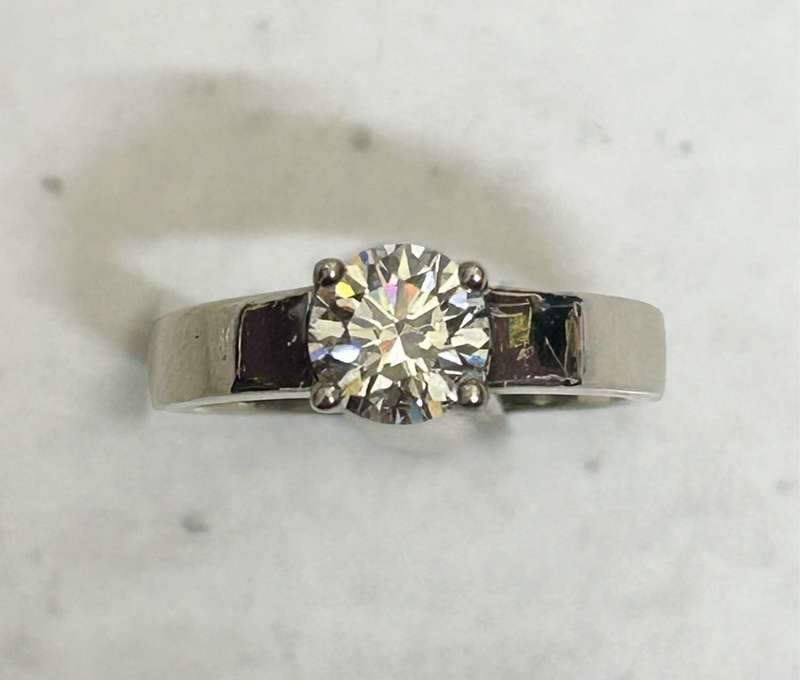 18ct White Gold Solitaire Design Diamond Ring