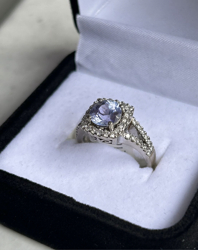 Gorgeous 18ct White Gold Tanzanite and Diamond Ring
