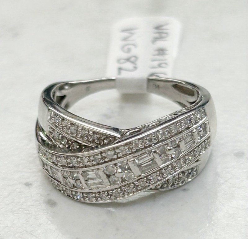 Stunning 10ct White Gold Crossover Design Diamond Ring