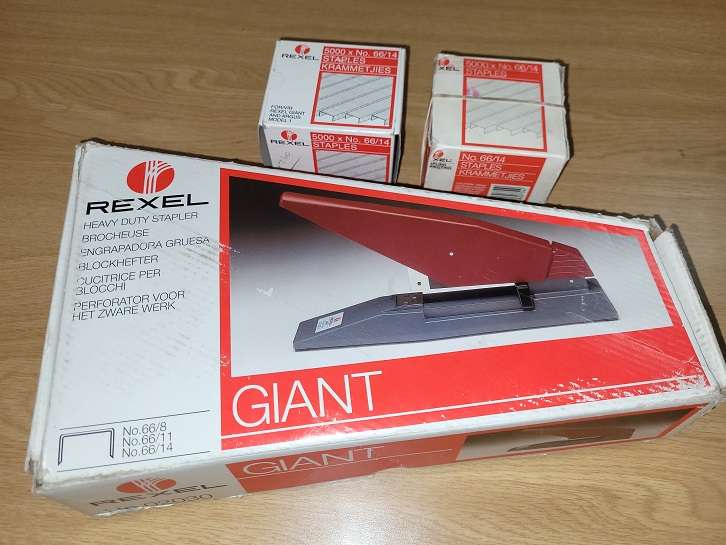 NEW ! REXELGiant Heavy Duty Stapler with 2 boxes of staples !