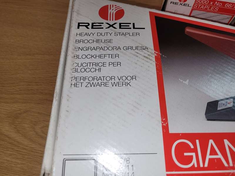 NEW ! REXELGiant Heavy Duty Stapler with 2 boxes of staples !