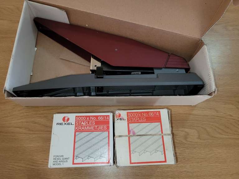 NEW ! REXELGiant Heavy Duty Stapler with 2 boxes of staples !