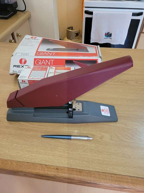 NEW ! REXELGiant Heavy Duty Stapler with 2 boxes of staples !