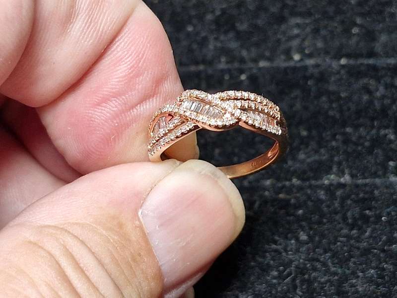 STUNNING ! Gold 9ct ring with Over 1 ct of Diamonds ! Perfect condition !