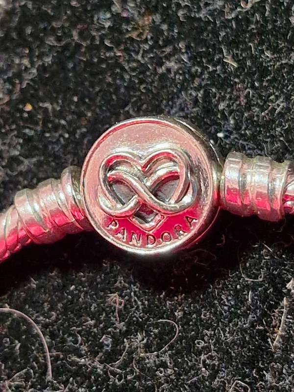Top Brand ! Pandora Sterling Silver bracelet in Excellent condition !