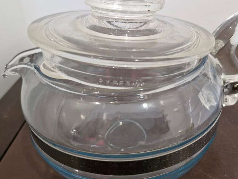 Beautiful condition ! Vintage USA Made PYREX Glass Tea Kettle !