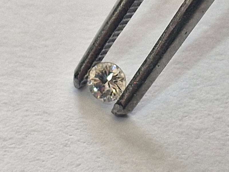 Beautiful Little Natural Diamond ! Certified ! 0.08ct Si1 clarity !