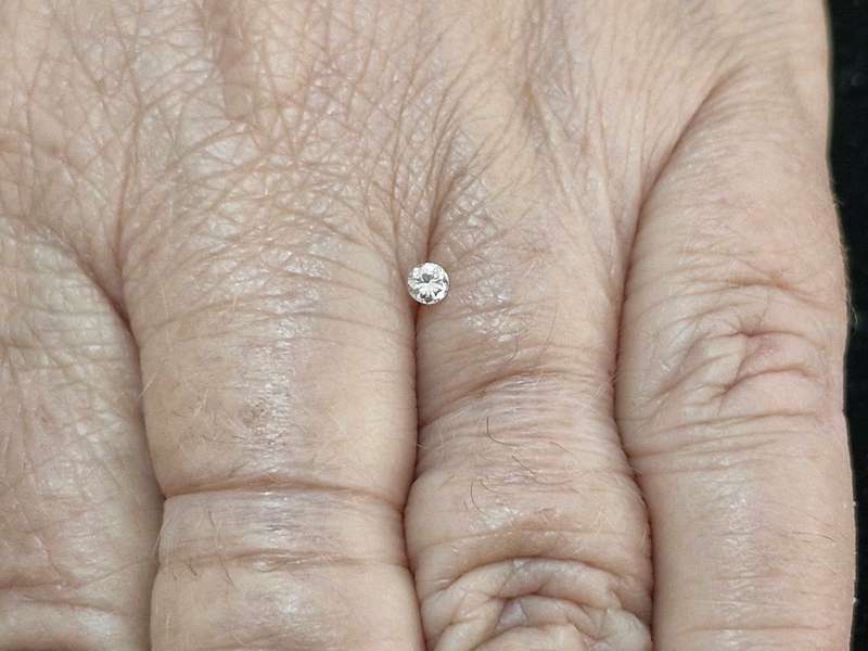Beautiful Little Natural Diamond ! Certified ! 0.08ct Si1 clarity !