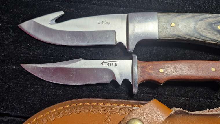 2 x collectors knives in 1 LOT