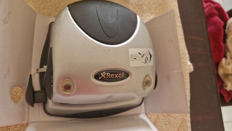 For your office ! Quality REXEL P225 Heavy duty punchin box-unused !