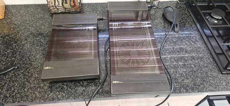 Entertainers Bargain ! 2 x Salton Mid-size Hot Trays ! Nice condition !