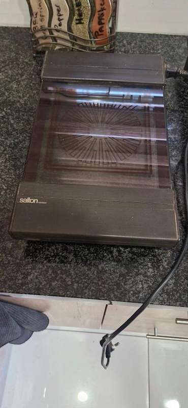 Entertainers Bargain ! 2 x Salton Mid-size Hot Trays ! Nice condition !