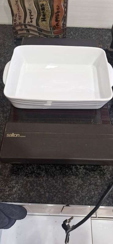 Entertainers Bargain ! 2 x Salton Mid-size Hot Trays ! Nice condition !
