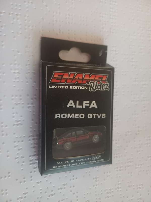 Enamel Ridez keyring Alfa Romeo GTV6