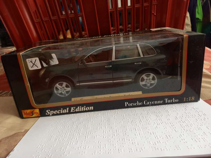Maisto 1/18 scale  Porsche Cayenne Turbo - extra pics added