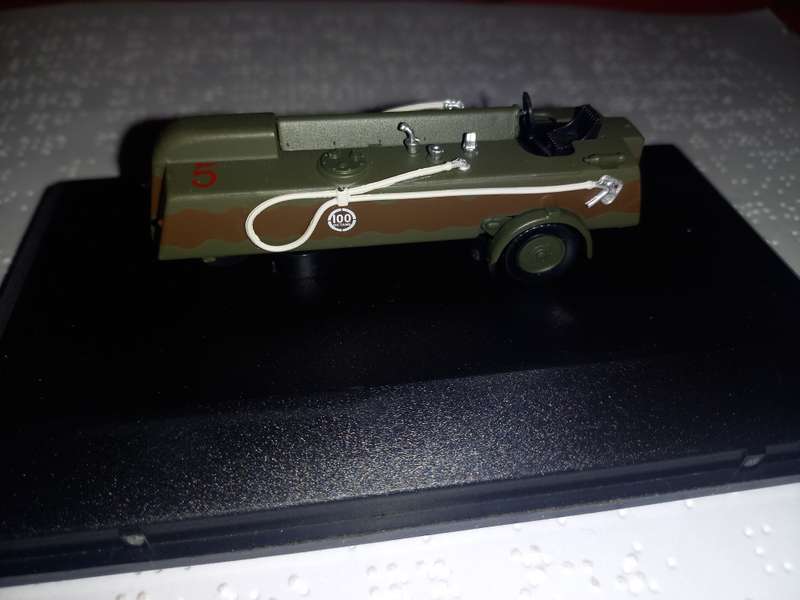 Oxford Military diecast Thompson Refueller RAF