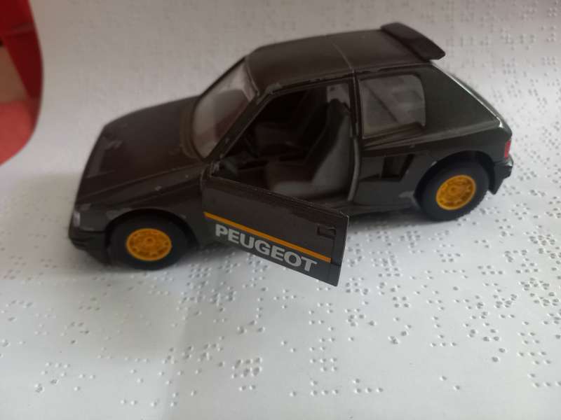 Bburago 1/24 scale Peugeot 205 Turbo