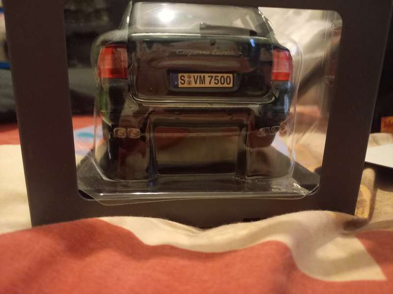 Maisto 1/18 scale  Porsche Cayenne Turbo - extra pics added