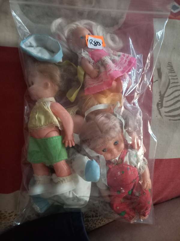 Lot of 5 small dolls