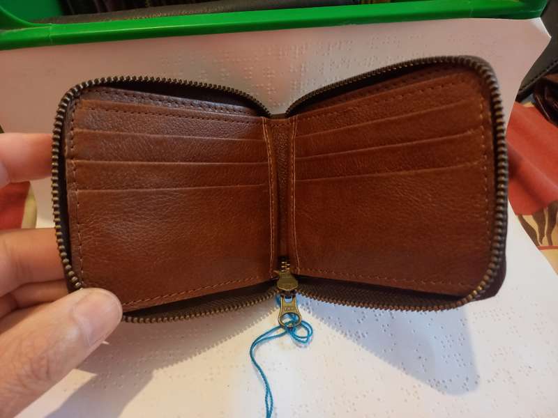 Genuine leather Mens zip wallet