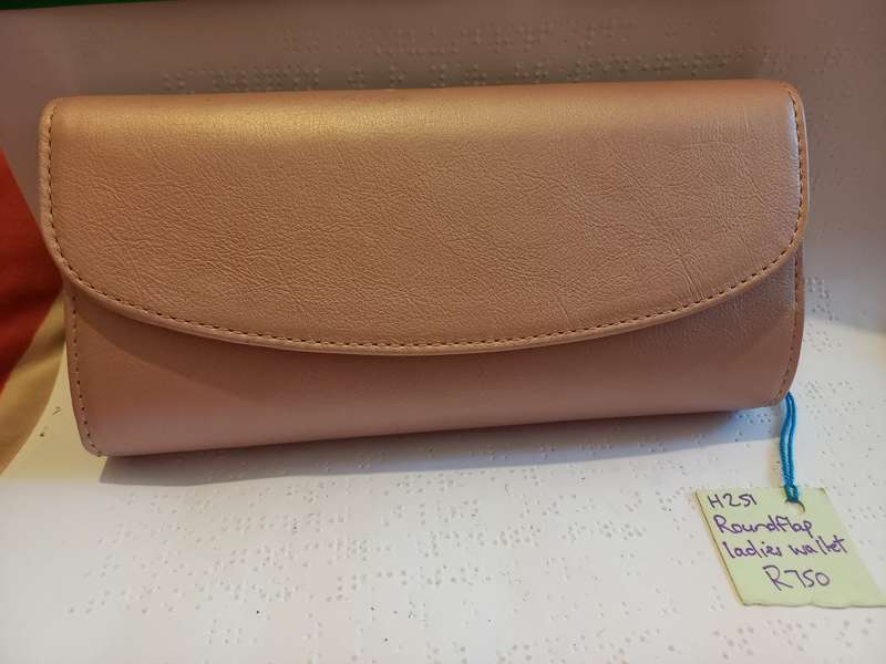 Genuine leather Roundflap ladies wallet