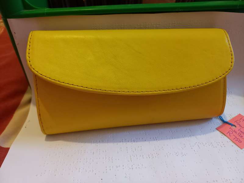 Genuine leather Roundflap ladies wallet